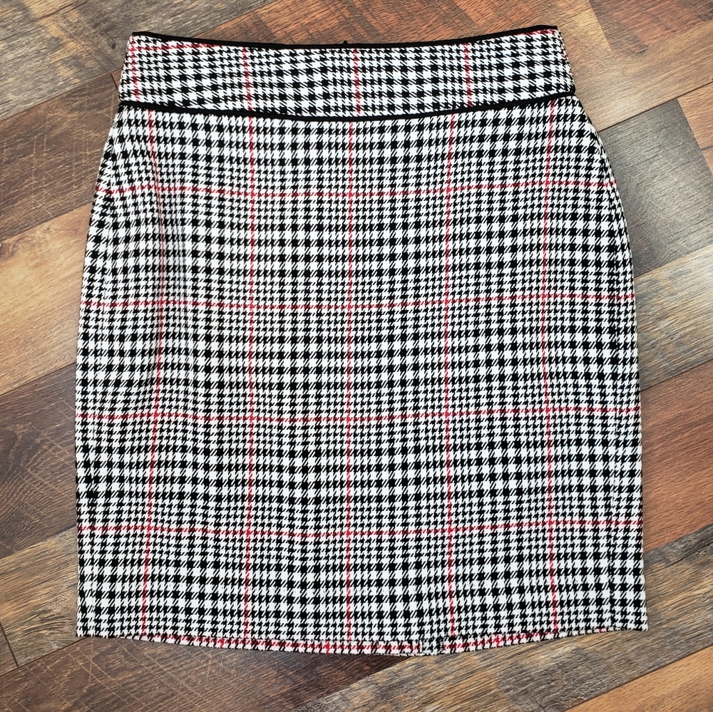 Banana Republic Factory Black, White, & Red Houndstooth Plaid Pencil Skirt, 00P